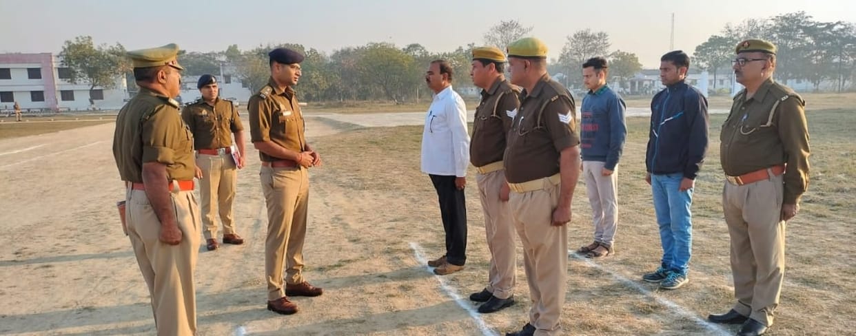 Police personnel ran in the parade
