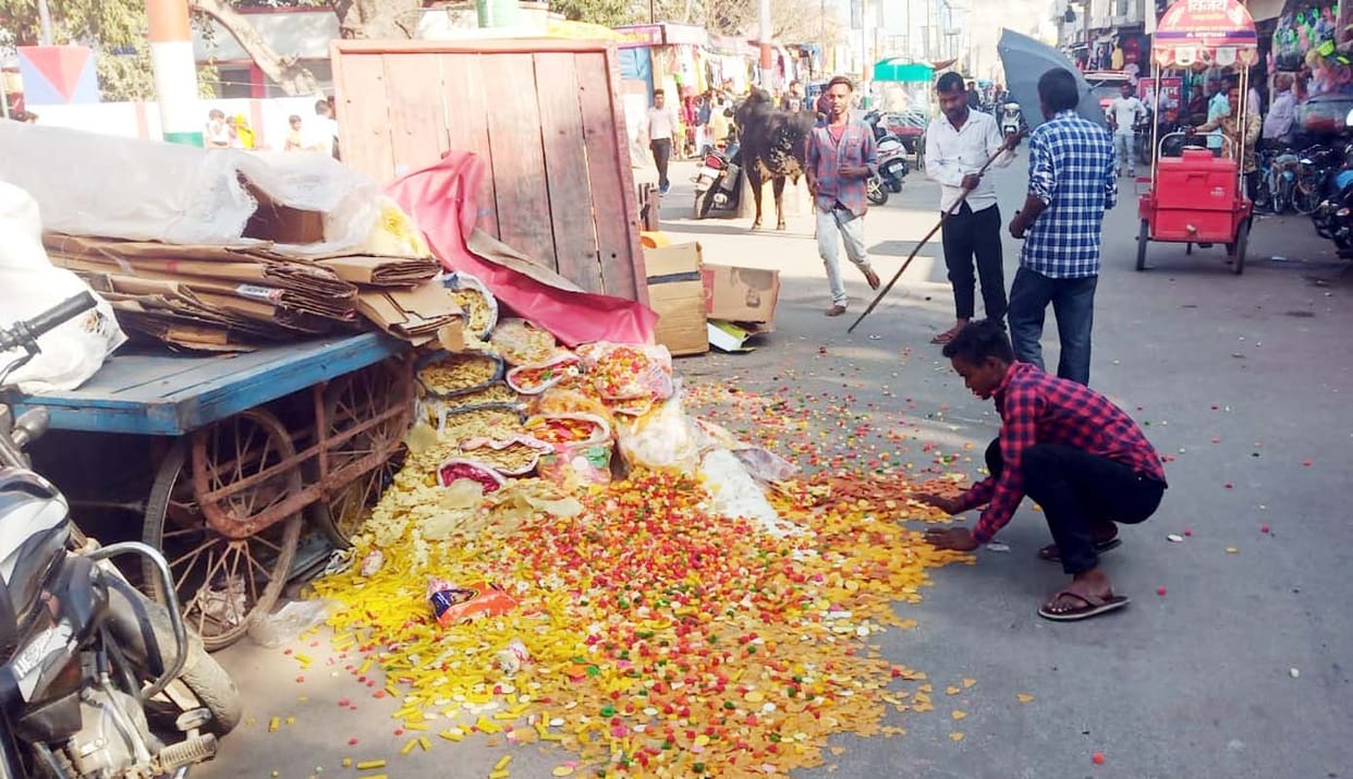 Mischief by the bulls, the papad seller was beaten up, the cart also overturned