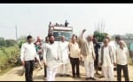 फोटो 37: भैरा बाकीपुर से दहिसरा मार्ग का निर्माण न होने से प्रदर्शन करते ग्रामीण। संवाद