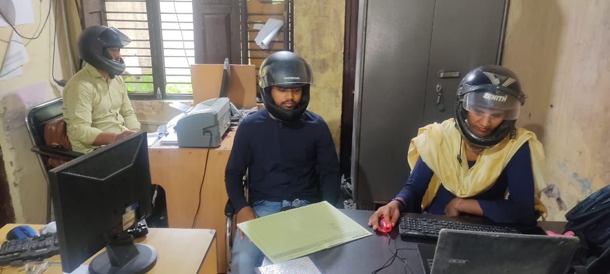 Life in danger... doing work wearing helmet