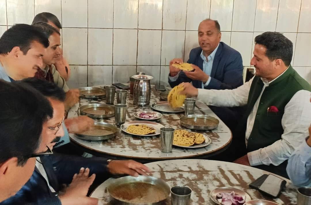 Former Chief Minister Jairam Thakur arrived at Bahadur Dhaba with his colleagues