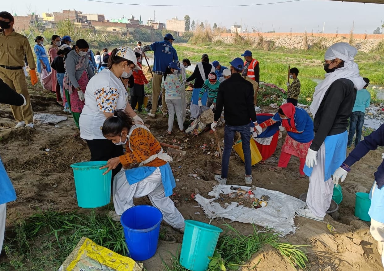 Nirankari Mission engaged in cleaning Malan in Najibabad