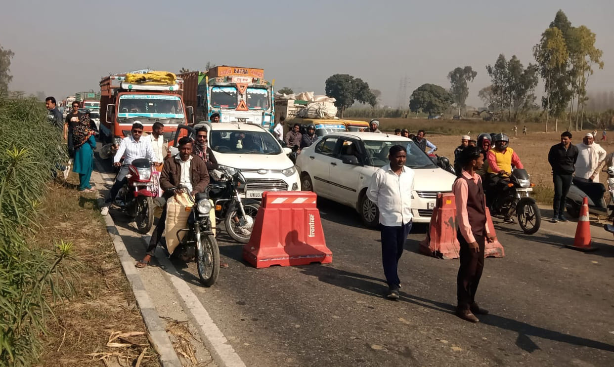 The highway was closed three times due to the drawing of the high tension line in Talhedi