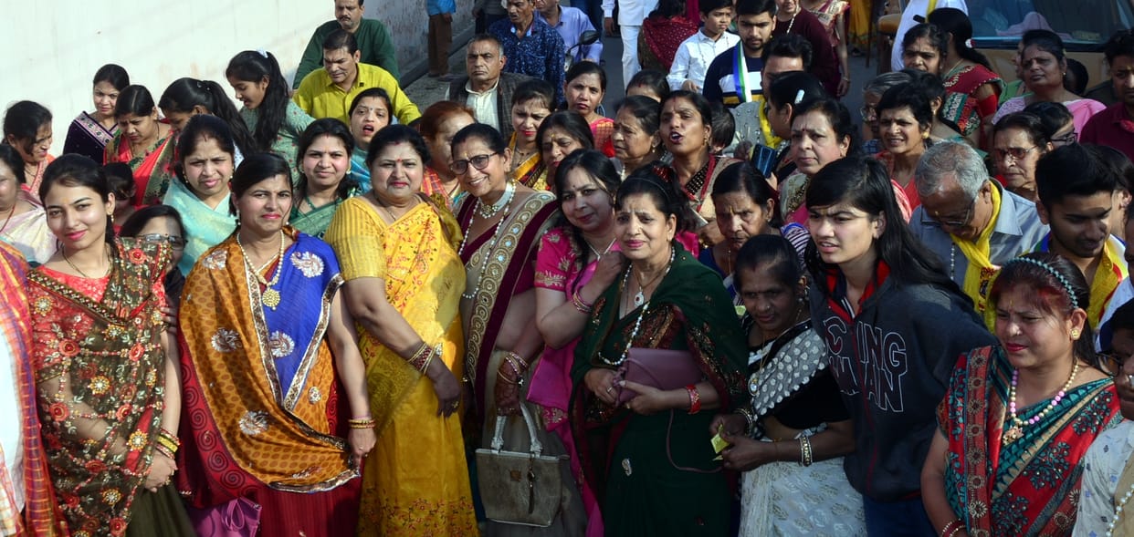 Flowers showered on Rath Yatra, message given to walk on the path of truth
