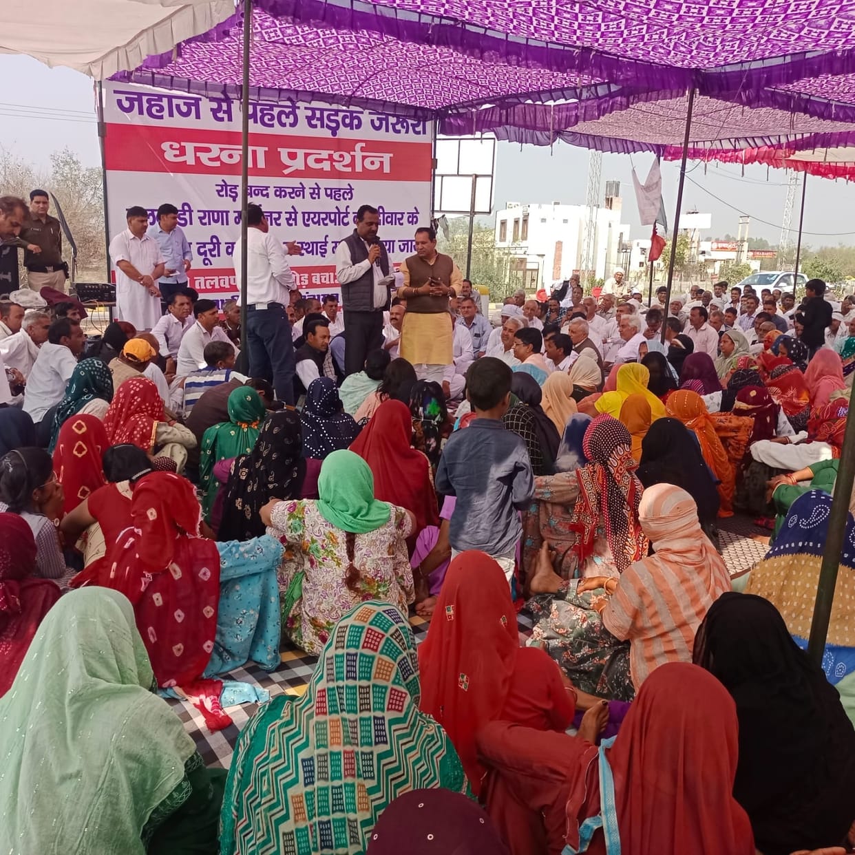 MLA Jogiram reached the dharna, said - I was with you before and even now