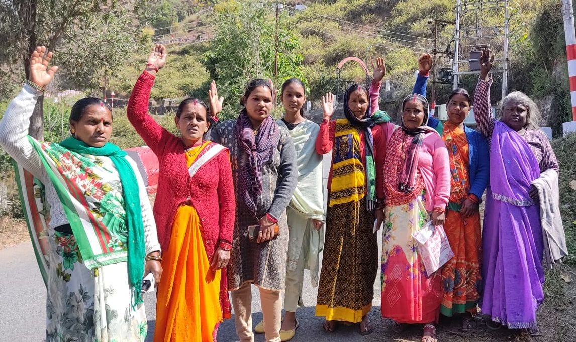 People protested for road.