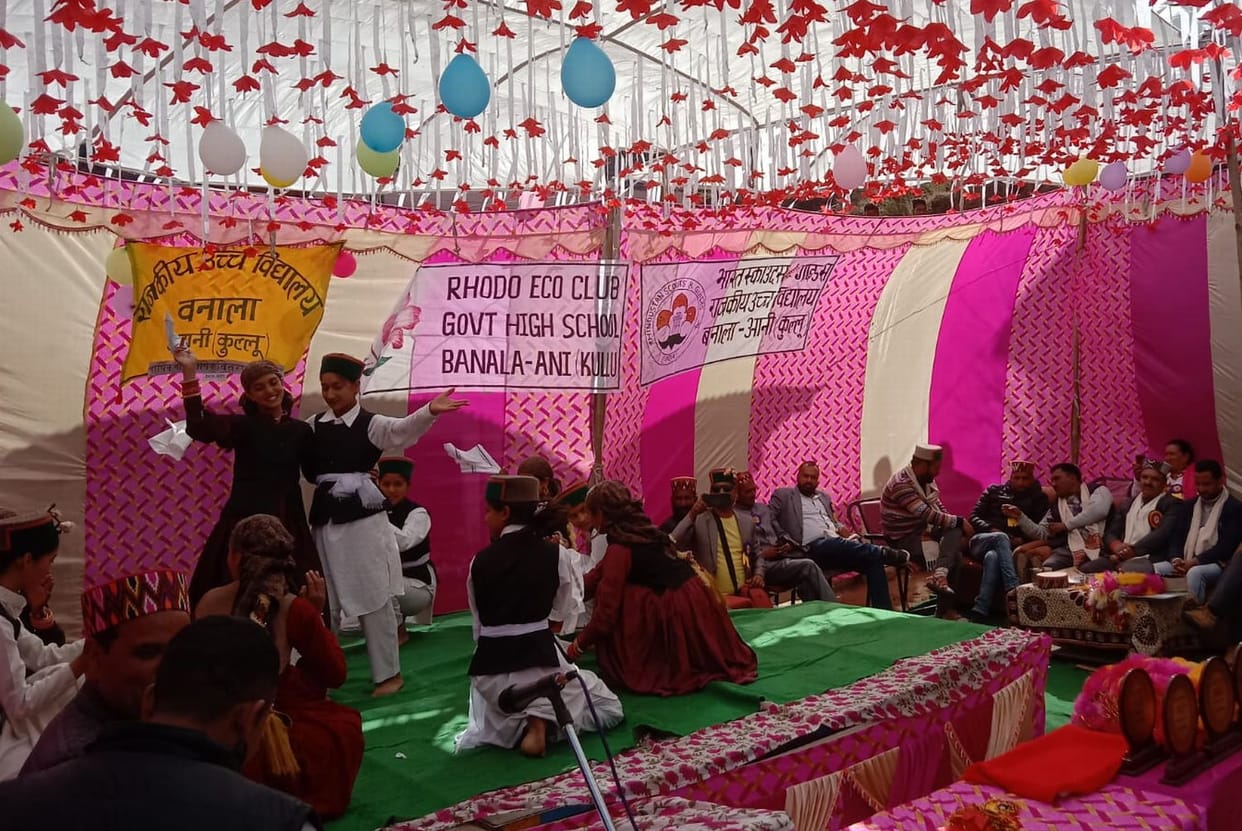 Parents dance with students in Kullavi Nati