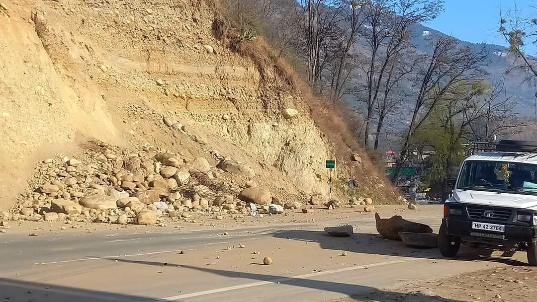 Stones fell near the flyover in Patlikuhal