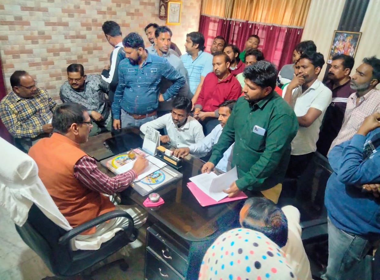 Municipality employees surrounded EO