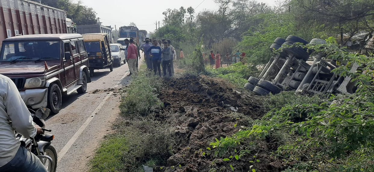 Uncontrollable truck overturned, five electric poles were broken, lights went off