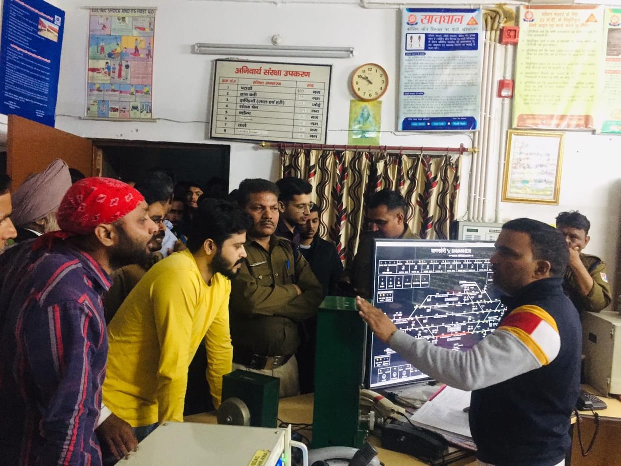 Four trains stood for three hours from the block in Deoband, passengers created ruckus