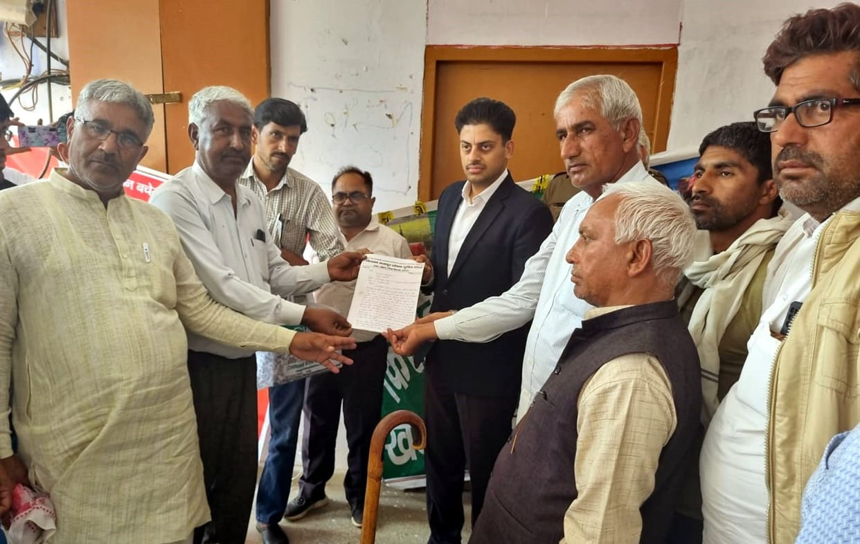Farmer organizations demonstrated and handed over memorandum to SDM