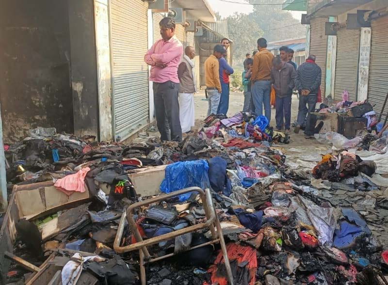Basti News Fire broke out in a clothes shop