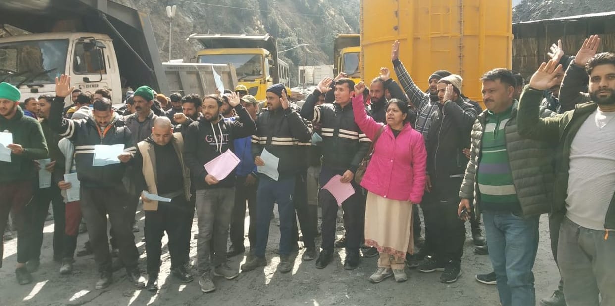 Demonstration of workers at the site of the power project