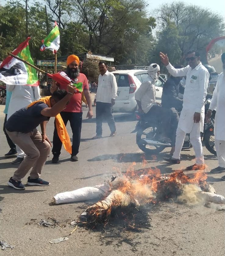 Farmers burn effigy in Panchkula in support of sarpanches