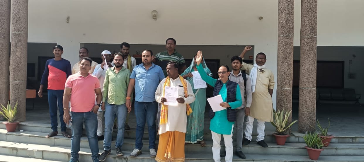Congress workers demonstrated at the collectorate