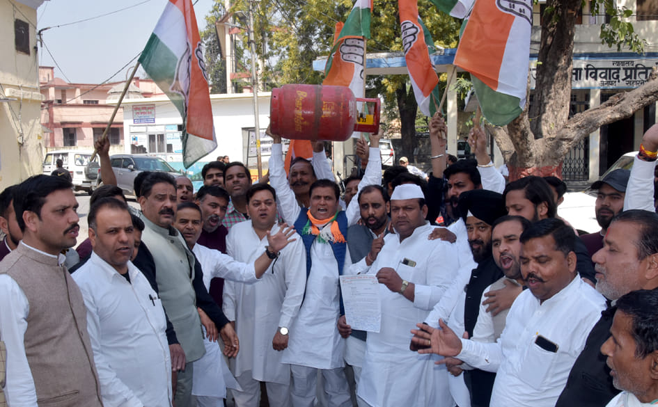 Congressmen boiled over price hike in LPG cylinders