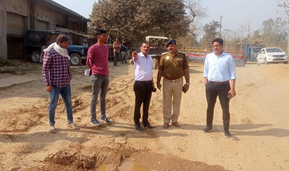 Vehicular traffic was stopped from Lakdhan river area in Najibabad