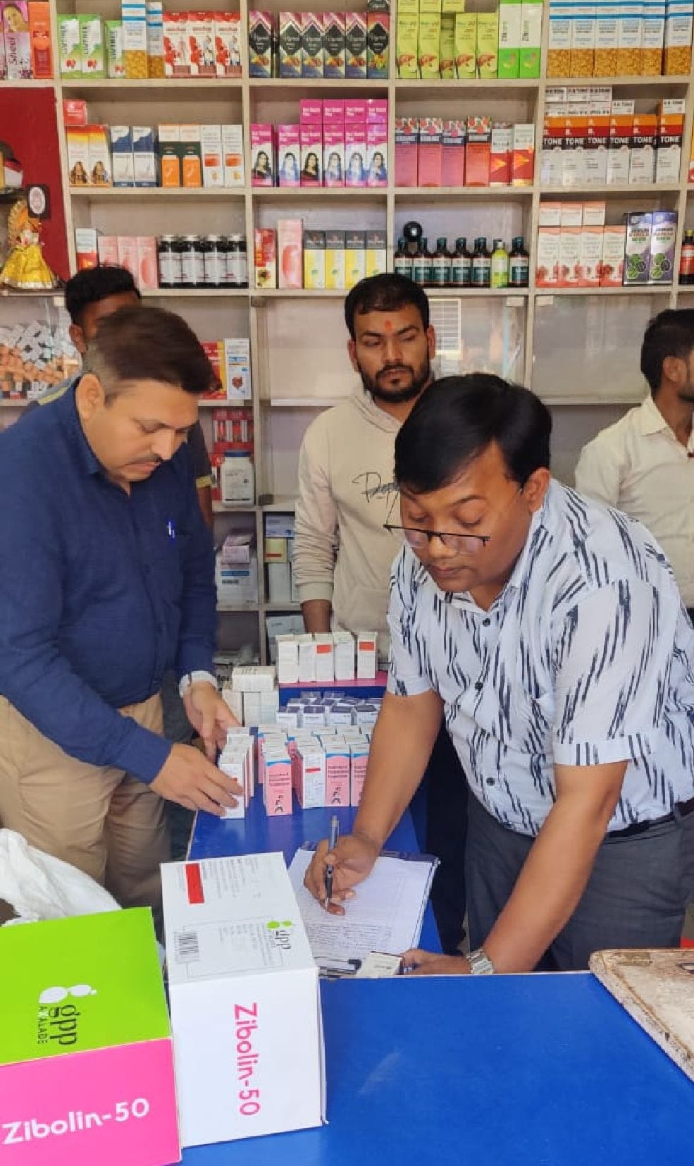 Medicine worth one lakh 35 thousand seized, three samples sent to laboratory