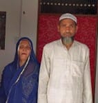 (02 बीडीएन-13)एक दूसरे के साथ में खड़े शकीला और इस्लाम।