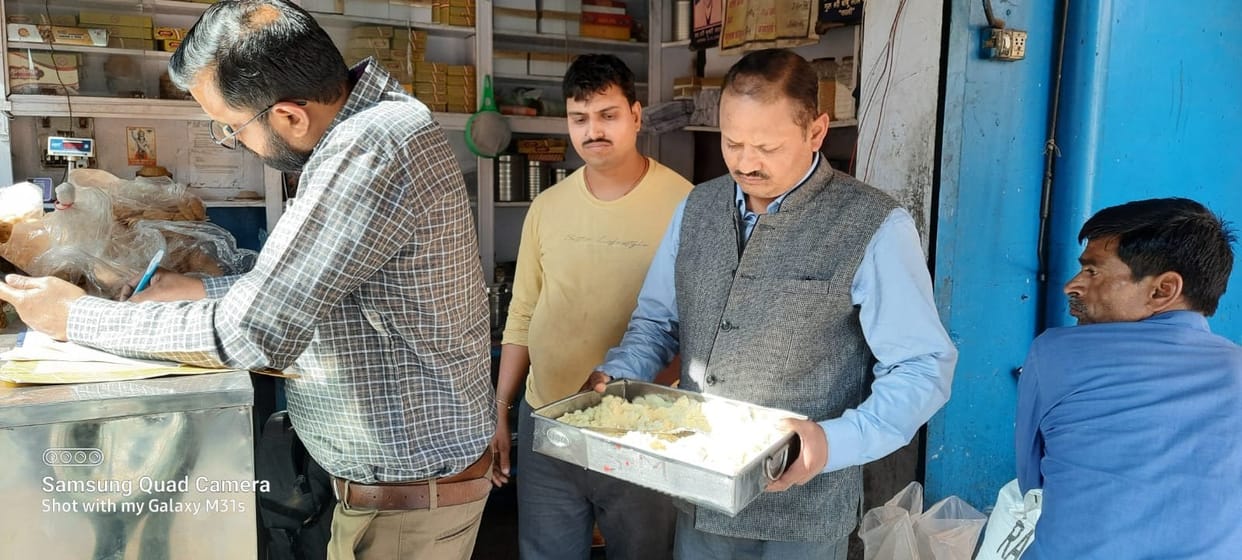 Took two samples of khoya and one cheese seized 614 kg of bad in Atrauli