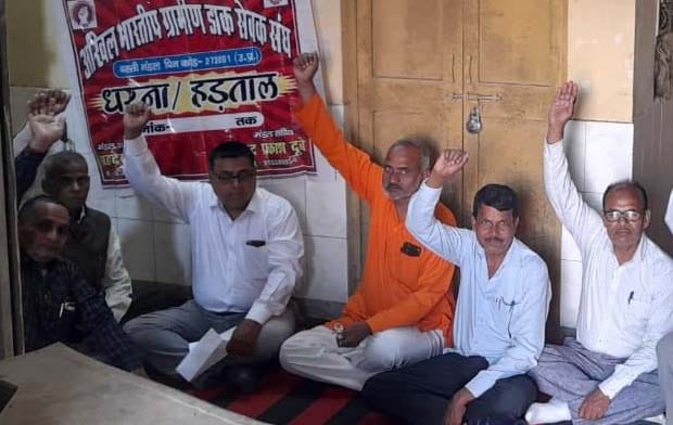 Dak Sevaks staged a sit-in at the Superintendent's office