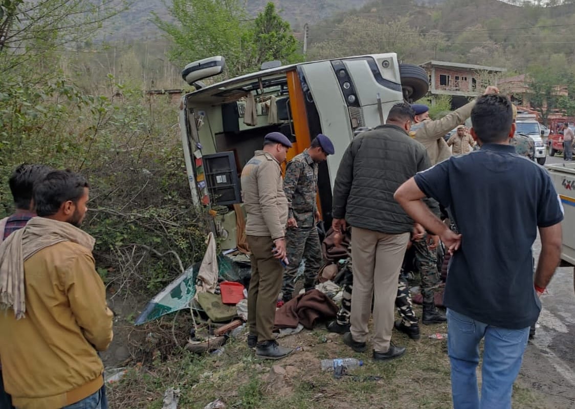 Bus carrying girl students going to Manali overturned, one student killed, 42 injured