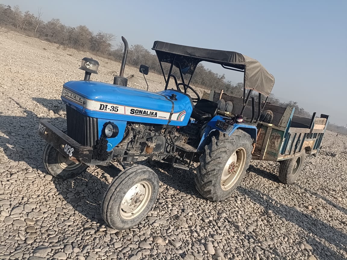 Vehicle operators fined one lakh for illegal mining
