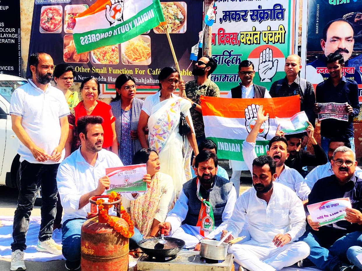 Demonstration of Congressmen against inflation, tribute to cylinder