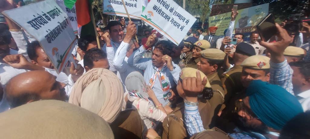 Congress took to the streets against lathi charge on sarpanchs, protest