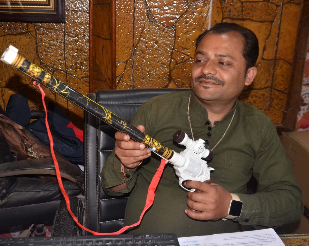 Musical pichkari sing Holi songs along with throwing colors