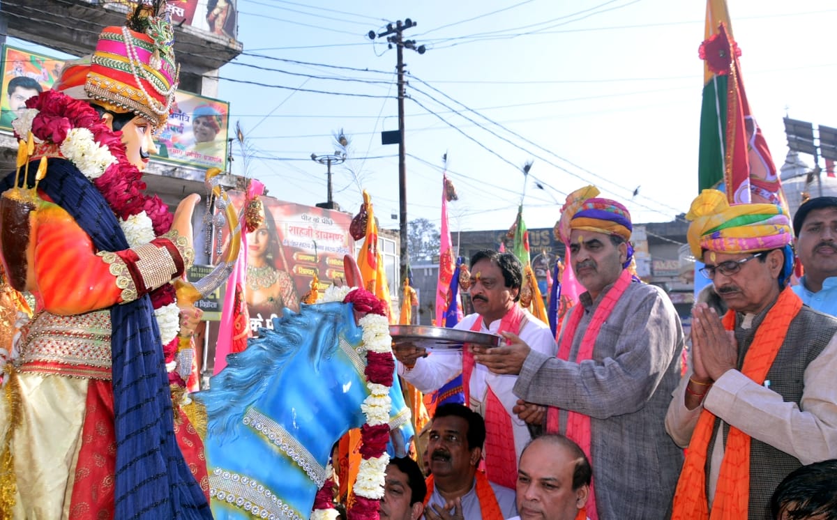 Devotees played Holi of saffron and sandalwood in Nishan Yatra