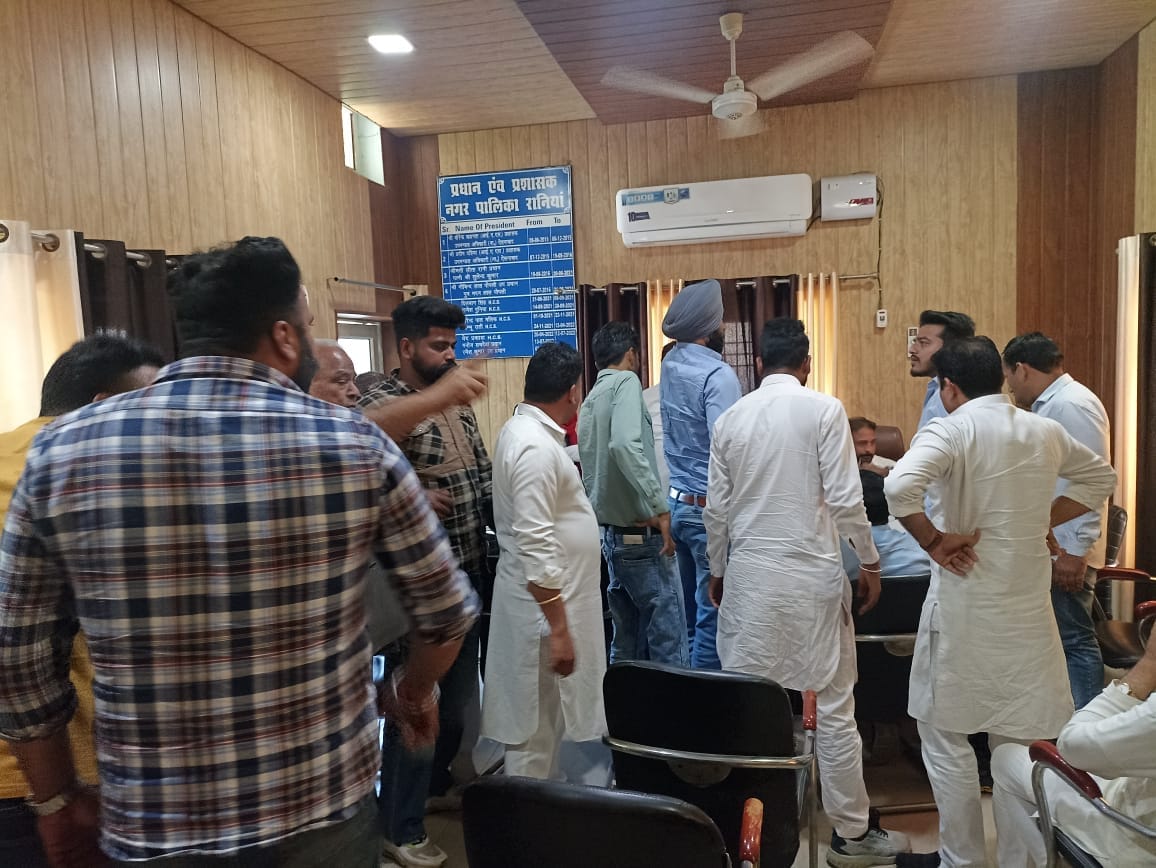 Councilor clashed in municipality meeting, glass broke due to punch