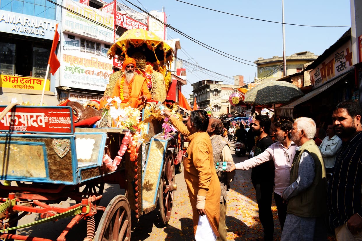 Sages and saints took out pilgrimage in the city, people took blessings