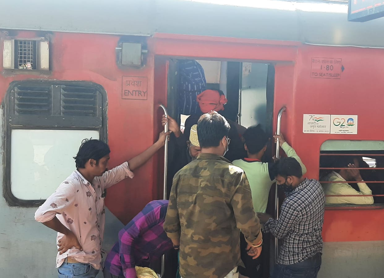 train gonda full seat