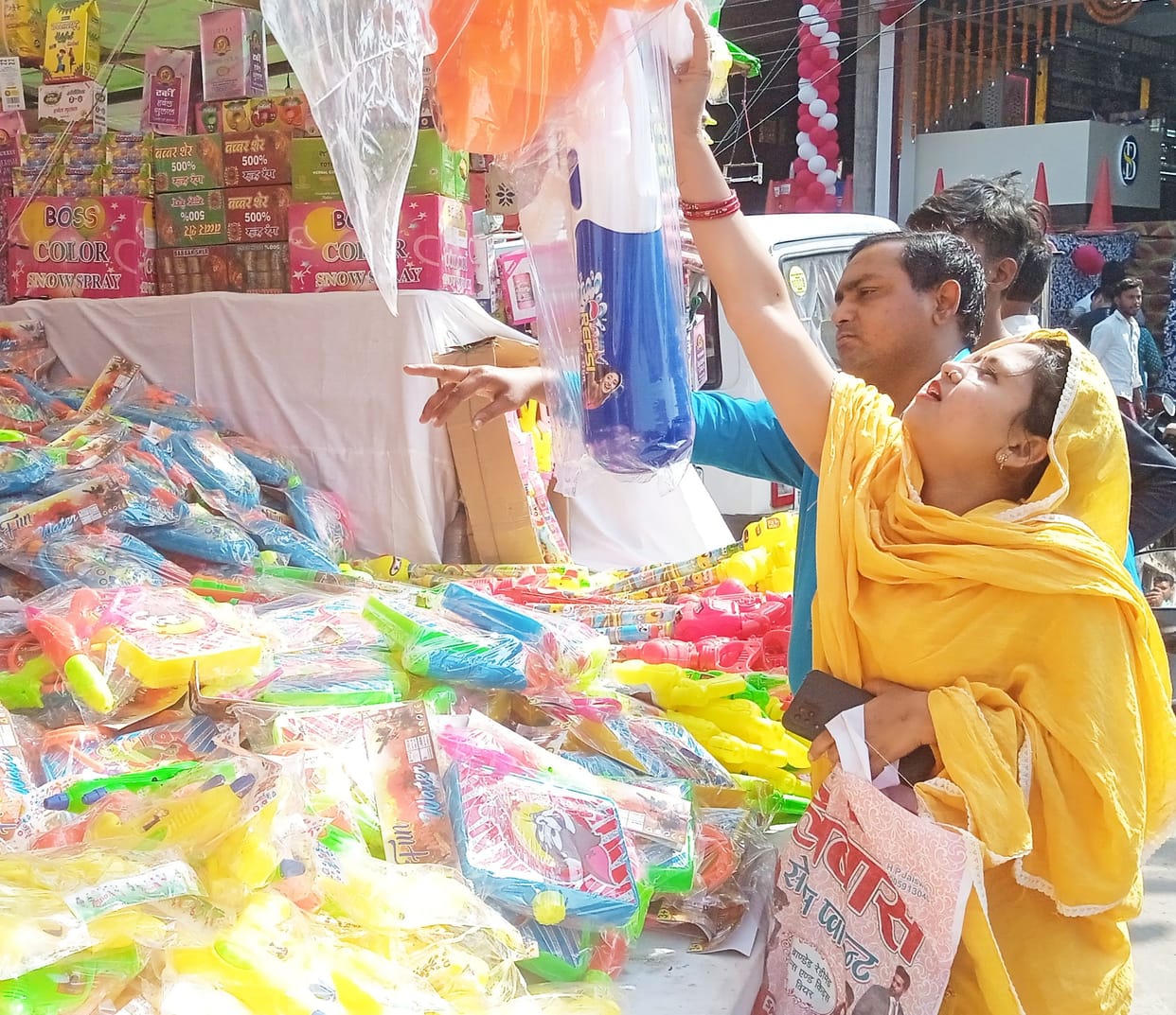 holi market purchesing gonda
