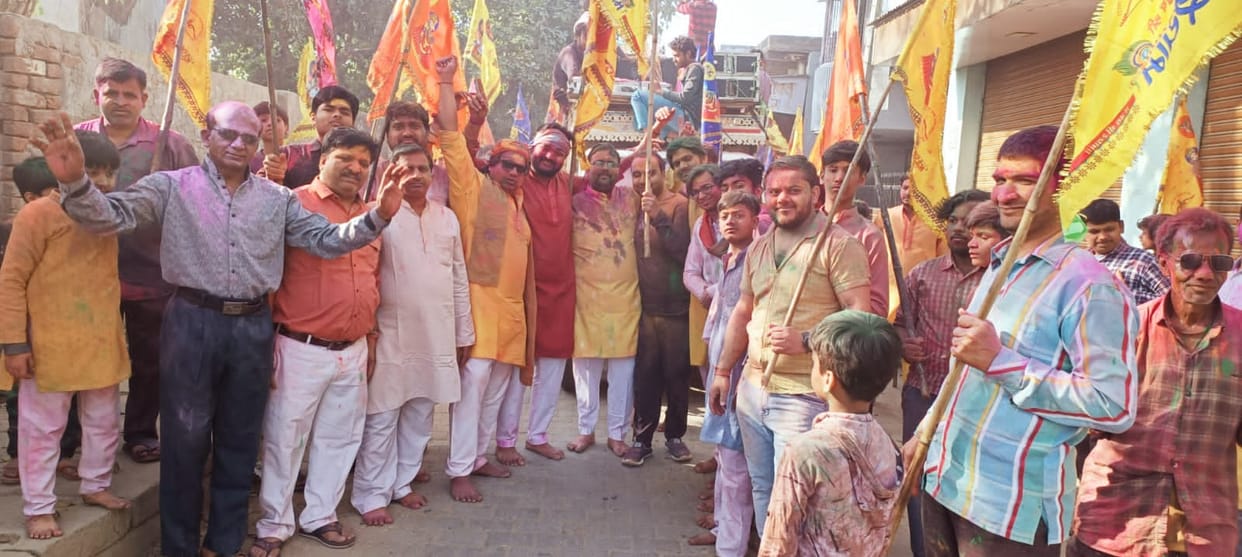 Shyam devotees swing in the fun of Holi and devotion to Khatu Naresh