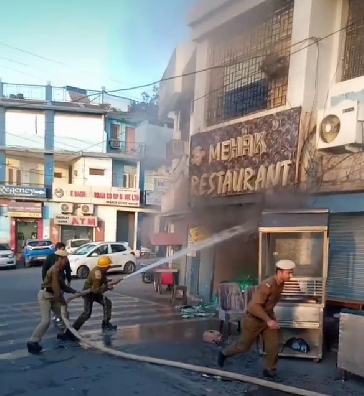 fire in restran=vurnt many lakhs rupees properity in nahan