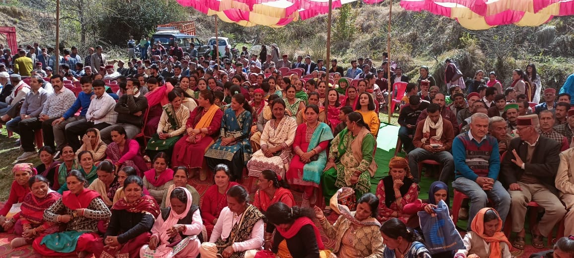 in rajgargh mla reena organised priti bhoj on the occassion of winning election