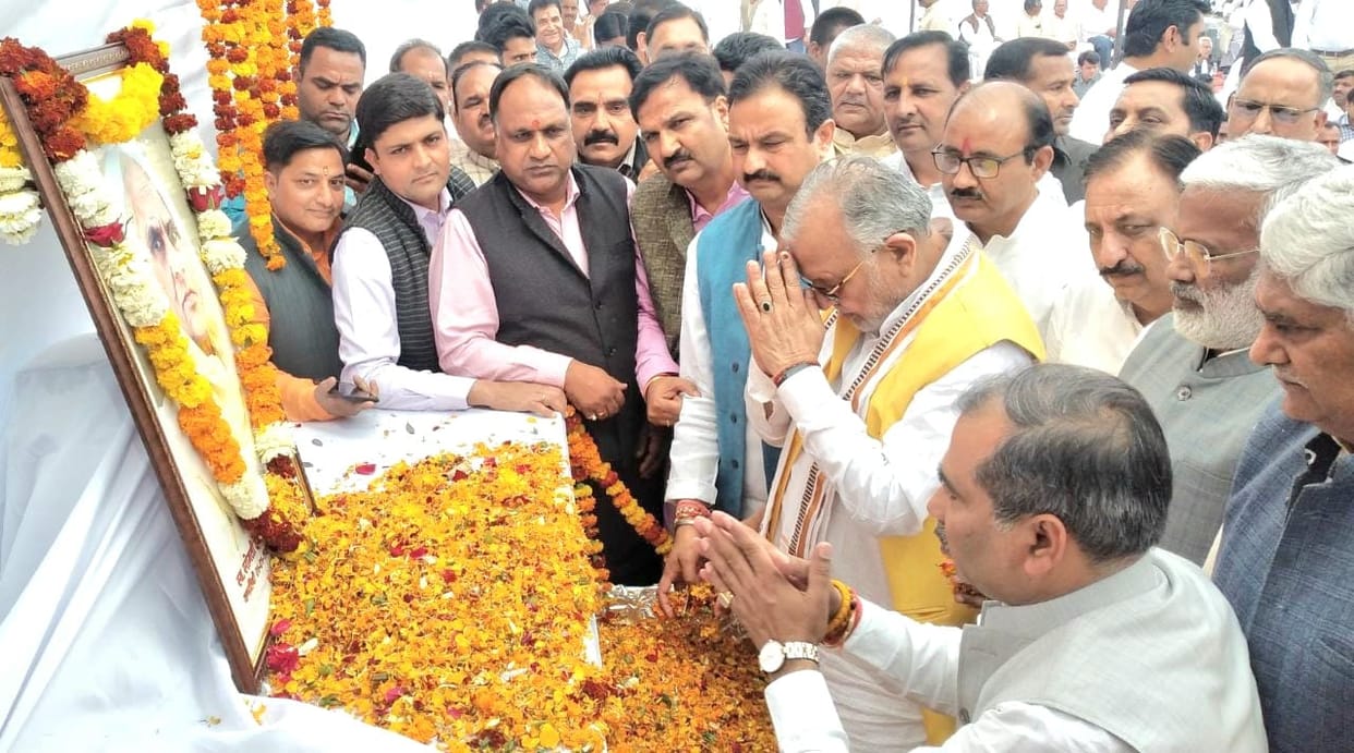 Ministers, MPs and MLAs paid tribute to Somti Devi