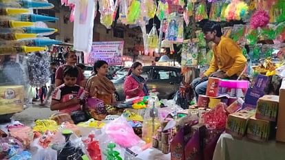 Lucknow News: रंगोत्सव पर बाजार गुलजार, उड़ेगा अबीर-गुलाल रायबरेली में घंटाघर चौराहा के पास दुकान से पिचकारी खरीदते लोग। -संवाद