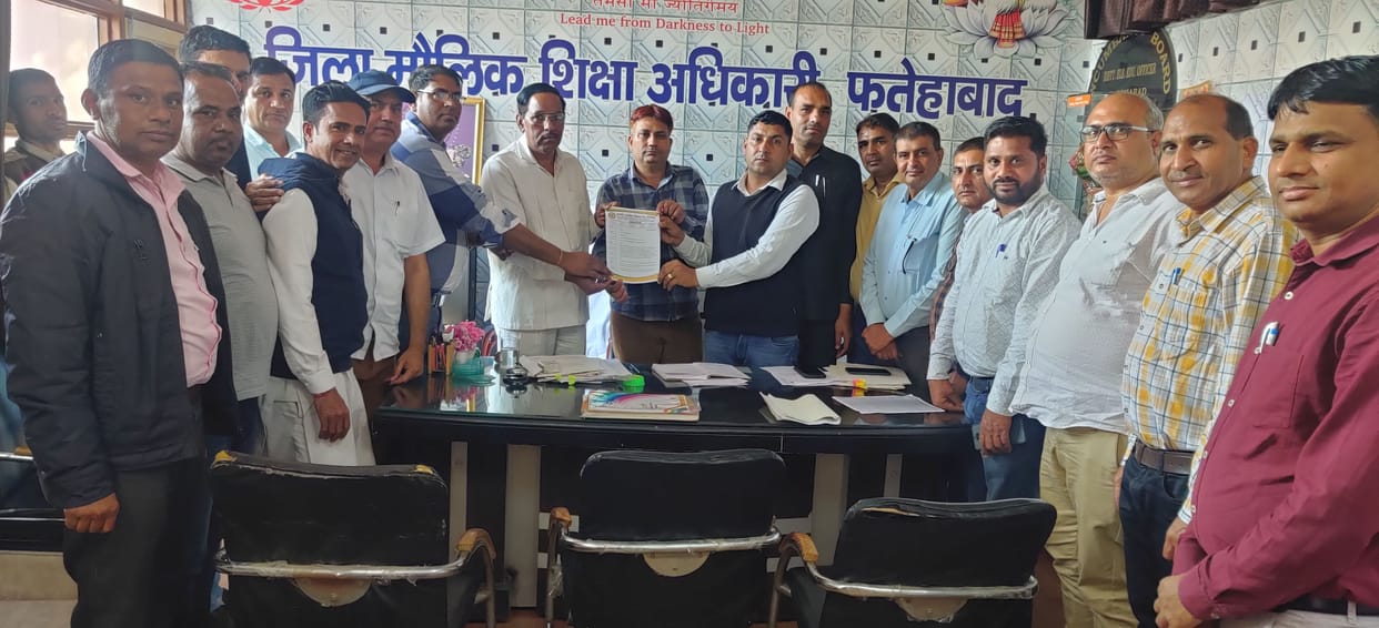 Primary teachers union protested in front of DEEO office