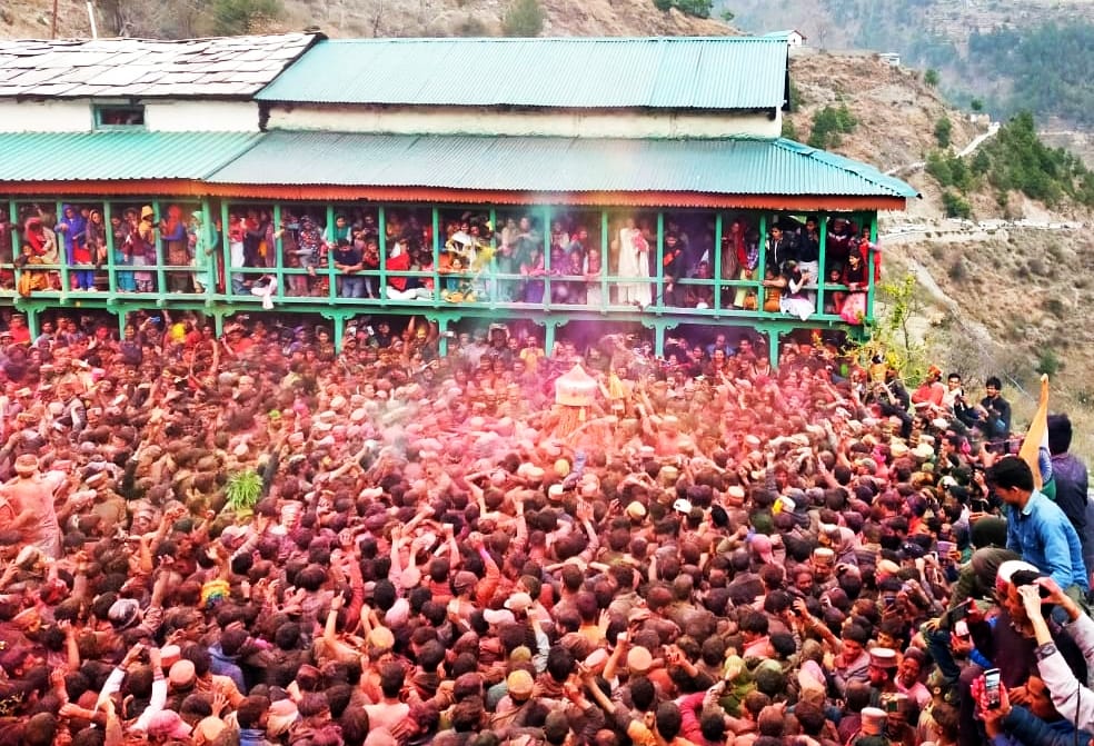 Bungdu Mahadev played Holi with his Harians