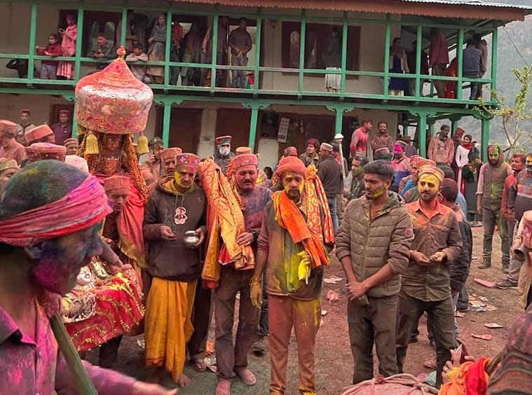 holi festival : youth dancing in dhalpur kullu