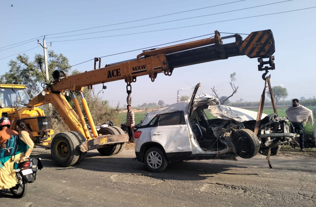 Two cars collided with DCM, two friends died