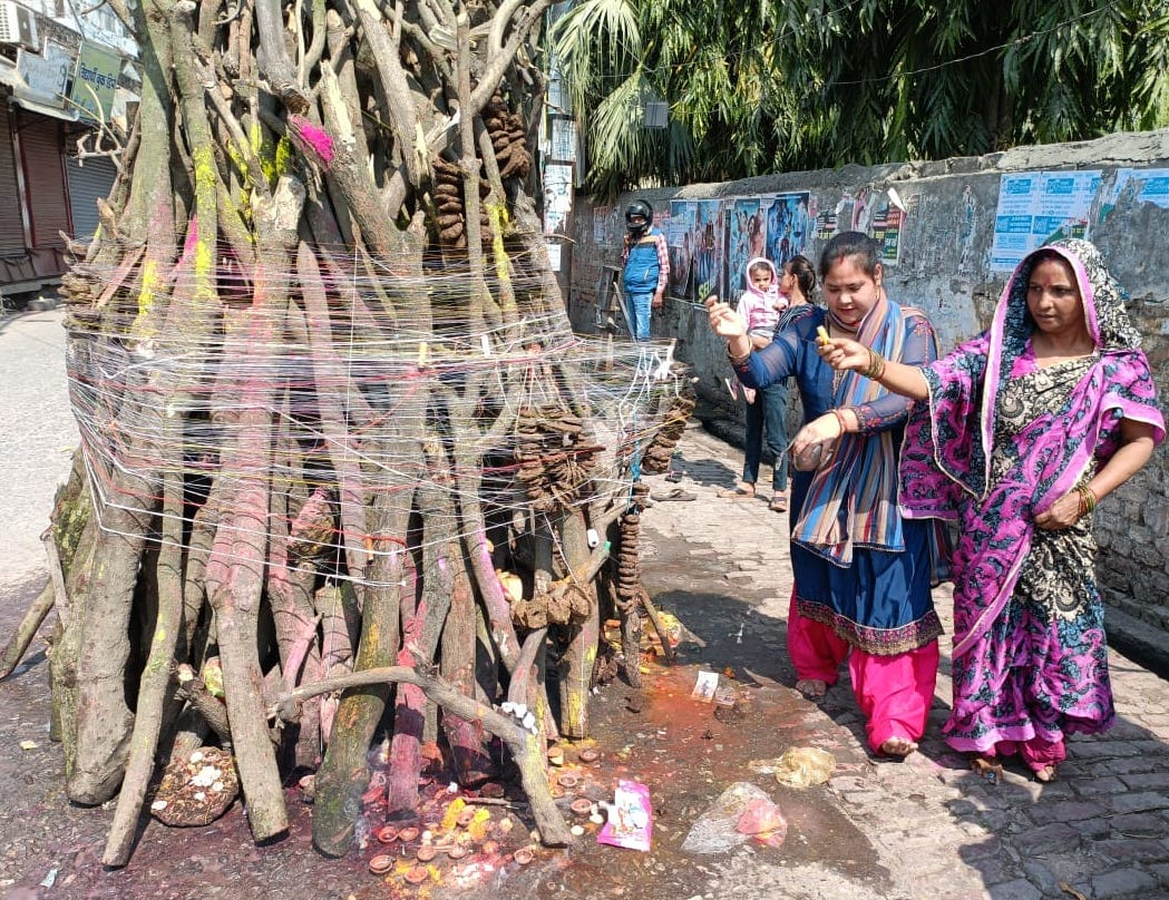 The process of Holi worship and worship continues