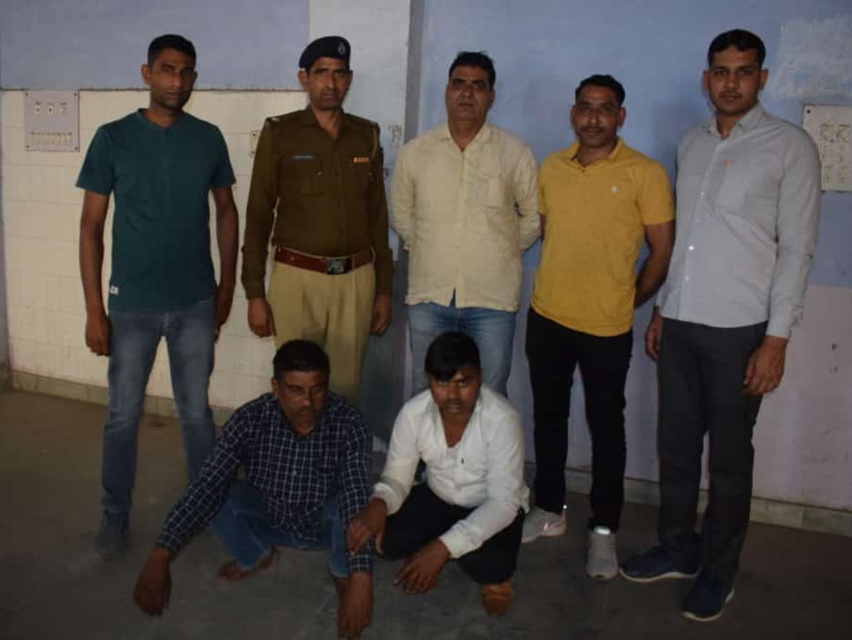 Two smugglers arrested with 7.400 kg charas