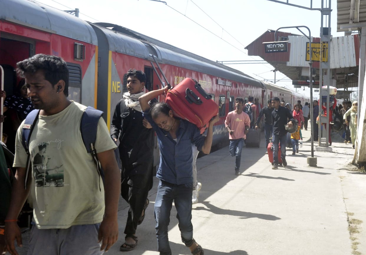 Rajdhani was waiting for the passengers on the roadways, the train was crowded