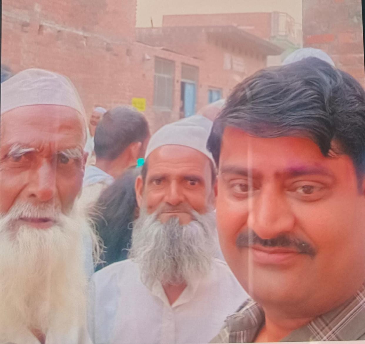 Holi of harmony: Holi meeting is held outside the mosque on the chaupal of the sheikhs.
