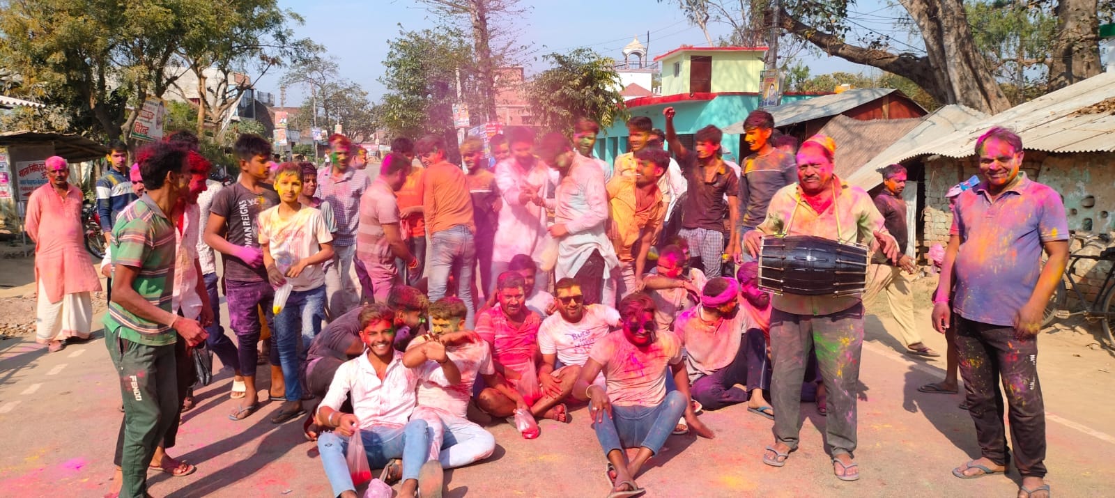 Holi: There was a lot of fun from the city to the village.